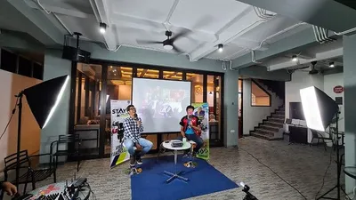 Suasana nobar virtual kemenangan Franco Morbidelli, Minggu (25/10/2020). (dok Yamaha)