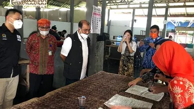 Wakil Ketua I DPD RI, Nono Sampono dan sejumlah senator mengunjungi pelaku UMKM di Serang, Banten, Kamis (11/6/2020). (Nusantara Setara)