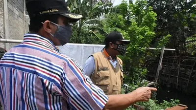 Wali Kota Jakarta Timur, M Anwar, memantau lokasi di sekitar bantaran kali Rawa Rengas, Cakung yang akan dinormalisasi/dok: timur.jakarta.go.id