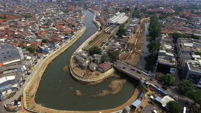 Kawasan Bukit Duri, Jakarta yang termasuk wilayah proyek normalisasi Sungai Ciliwung, difoto dari udara pada Jumat (18/8/2017). (Kompas/Heru Sri Kumoro)
