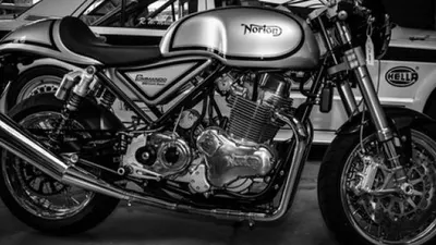 Norton Commando 961 Cafe Racer dalam sebuah pameran di Bradenburg, Jerman. Norton kini diakuisis TVS.  [Shutterstock].