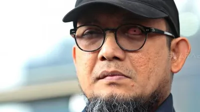 Penyidik senior Komisi Pemberantasan Korupsi (KPK) Novel Baswedan usai diperiksa oleh penyidik Polda Metro Jaya di Gedung KPK, Jakarta, Kamis (20/6). [Suara.com/Arief Hermawan P]