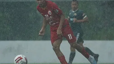 Pemain Persija, Novri Setiawan saat menguasai bola dalam partai uji coba kontra PS Tira Kabo di Lapangan PSNN, Depok, Selasa (15/9/2020). (dok Persija.id)