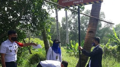 Jajaran Kecamatan Cipayung ketika memasang plang penunggak pajak (dok: timur.jakarta.go.id)