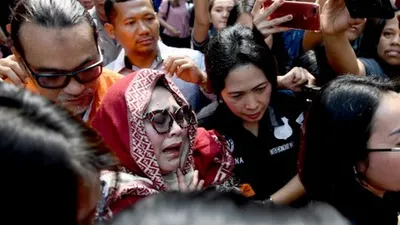 Tersangka kasus penyalahgunaan narkoba Tri Retno Prayudati alias Nunung (depan) dan July Jan Sambiran (belakang) menangis saat rilis kasus di Mapolda Metro Jaya, Jakarta, Senin (22/7/2019). Komedian Srimulat dan suaminya itu ditangkap pihak kepolisian dengan barang bukti sabu seberat 0,36 gram. ANTARA FOTO/Akbar Nugroho Gumay/aww.