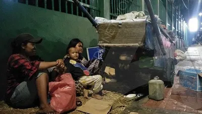 Nur (pojok kanan, menggendong anak) bersama rekannya sesama pemulung, Witri, beristirahat usai memunguti sampah plastik usai demonstrasi mahasiswa di depan DPR RI, Senayan, Jakarta Pusat, kemarin (Senin, 23/9/2019)/Ayojakarta.com