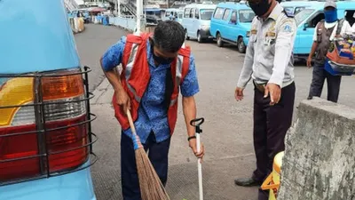 19 Pelanggar PSBB di Kampung Melayu Dihukum Nyapu Jalan