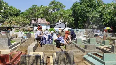 -Sejumlah warga nyekar di TPU Kemlaten, Kota Cirebon, pada hari pertama Idulfitri. (Ayocirebon/Erika Lia)