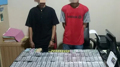 Dua tersangka dengan barang bukti obat-obatan. (Foto: Dokumen Polres Bogor)
