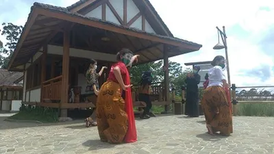Objek wisata Dusun Bambu di Kecamatan Cisarua, Kabupaten Bandung Barat (KBB) kembali dibuka setelah 9 bulan tutup akibat pandemi.