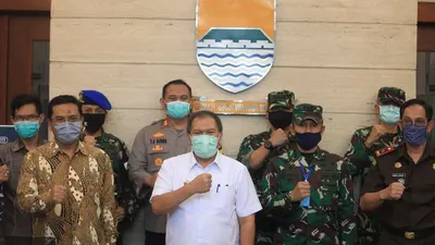 Ketua Umum Gugus Tugas Covid-19 Kota Bandung, Oded M Danial bersama Forkopimda Kota Bandung. (Dok Humas Pemkot Bandung)