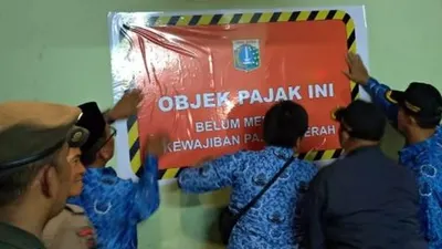 Pemasangan stiker tanda belum bayar pajak oleh Kecamatan Taman Sari/barat.jakarta.go.id