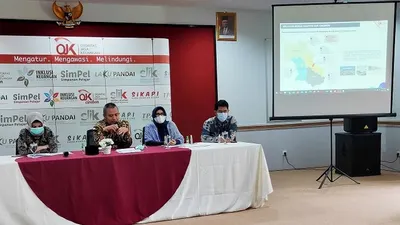 Kepala OJK Cirebon, Budi Arief Wibisono saat jumpa pers akhir tahun. (Ayocirebon/Erika Lia)
