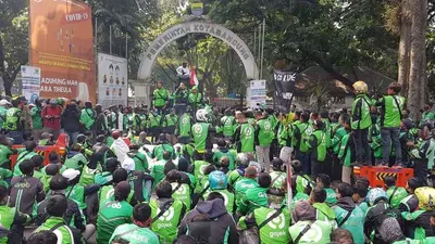 Ratusan ojek online (ojol) se-Kota Bandung memadati ruas jalan di Wastukencana, tepatnya di depan kantor Wali Kota Bandung Senin (13/7). (Ayobandung/Fichrii Hakiim)