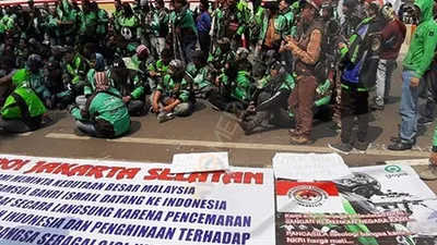 Ratusan sopir ojol berdemonstrasi di depan Kedubes Malaysia, Jakarta Selatan, menuntut permintaan maaf pengusaha taksi Malaysia, Shamsubahrin Ismail/Rizki Amana