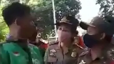 Tangkap layar video viral sopir ojol maki-maki petugas Satpol PP wanita. (istimewa).