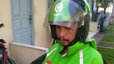 Pengemudi ojek online (ojol), Marsudi, menyatakan siap menjalankan protokol kesehatan yang ketat jika Pemkot Bekasi izinkan ojol mengangkut penumpang di wilayah Kota Bekasi. (Ayobekasi.net/Firda Puri Agustine)