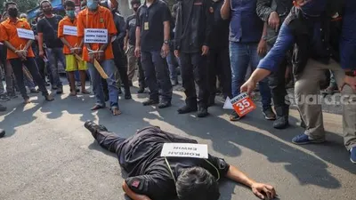 Korban Erwin yang jatuh tersungkur setelah dianiaya oleh kelompok John Kei saat rekonstruksi di Duri Kosambi, Jakarta Barat, Rabu (24/6). [Suara.com/Alfian Winanto]