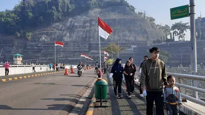 Warga tengah berolahraga di Bendungan PLTA Cirata. (Ayopurwakarta/Dede Nurhasanudin)