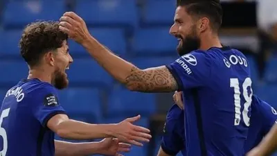 Striker Chelsea Olivier Giroud (kanan) merayakan golnya ke gawang Norwich City bersama rekan setimnya dalam laga lanjutan Liga Inggris di Stamford Bridge. Richard Heathcote / POOL / AFP