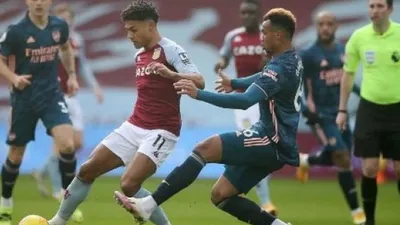 Pemain Aston Villa Ollie Watkins menghindari kejaran pemain Arsenal dalam laga Liga Premier yang berlangsung di Villa Park, Sabtu (6/2/2021). [AFP]