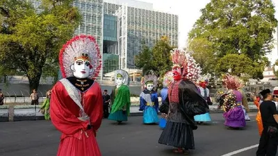 Puluhan ondel-ondel melakukan atraksi di ruas Jalan Medan Merdeka Selatan (Tempo/Fajar Pebrianto)
