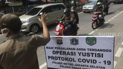 Satpol PP melakukan operasi yustisi penegakan disiplin protokol kesehatan. [Suara.com/Angga Budhiyanto]