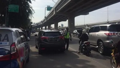 Sebagai ilustrasi, Penampakan Jalan K.H Noer Ali, Sumber Artha, Kalimalang Bekasi, Jawa Barat di hari pertama pelarangan mudik 28 April 2020. (Suara.com/Ummi HS).