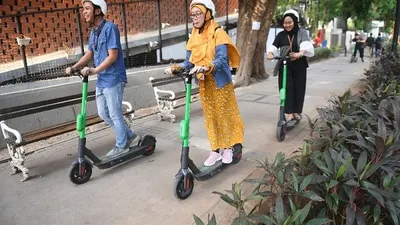 Pengguna otopet sedang melintas di atas trotoar/Alinea.id