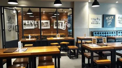 Outlet Warunk Upnormal  Foto: Republika/Retno Wulandhari