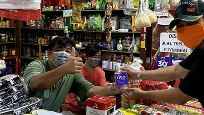 OVO mendistribusikan sebanyak 10.000 cairan pembersih tangan (hand sanitizer) kepada pedagang (merchant) kecil dan menengah di wilayah Jabodetabek dan Bali.  (Dok. OVO)