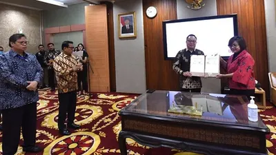Penandatanganan MoU Mitra Kartu Prakerja antara Karaniya Dharmasaputra (Presiden Direktur OVO) dan Denni Puspa Purbasari (Direktur Eksekutif Manajemen Pelaksana Kartu Prakerja) disaksikan oleh Airlangga Hartarto (Menteri Koordinator Bidang Perekonomian) dan Moeldoko (Kepala Staf Kepresidenan) yang dilakukan pada tanggal 20 Maret 2020, bertempat di Kementerian Koordinator Bidang Perekonomian Republik Indonesia, Gedung Ali Wardhana, Jakarta.