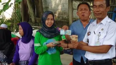 Warga Tanah Baru, Dulang Rupiah dengan Memilah Sampah. (ayobogor.com/Husnul)