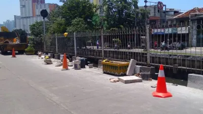 Perbaikan pagar pembatas di Kali Item, Kemayoran (Berita Jakarta/Adriana Megawati)