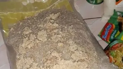 Paket sembako Pemkot Cilegon tak layak konsumsi yang diterima warga (foto istimewa)