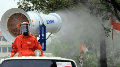 (ilustrasi) Palang Merah Indonesia (PMI) dalam upayanya mencegah penyebaran virus di kalangan aparat keamanan, melakukan penyemprotan disinfektan di asrama Brimob kelapa 2 Depok.  Foto: dok. PMI