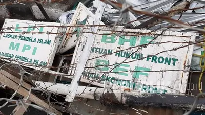 Setelah dibubarkan pemerintah, semua atribut ormas Front Pembela Islam (FPI) di kawasan Petamburan, Jakarta Pusat, dicopoti ,Rabu (30/12/2020) sore.  Foto: Republika/Febryan A