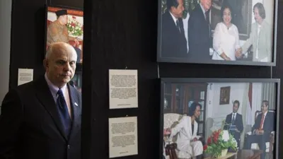 Duta Besar Amerika Serikat (AS) untuk Indonesia Joseph R. Donovan Jr mengamati karya dalam pameran foto jurnalistik 