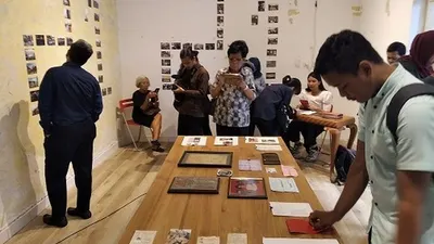 Pengunjung mengamati barang-barang yang dipamerkan di Pameran Antologi/Ayojakarta.com-Dhika Alam Noor