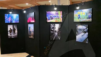 Pengunjung Balaikota, Aryadita, tampak serius menikmati sebuah foto karya George Timothy dalam pameran yang diselenggarakan sepanjang Jumat (6/12/2019). (Ayojakarta.com/Aprilia Rahapit)