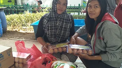 Senyum warga di sekitar Taman Amir Hamzah, Menteng,  Jakarta Pusat, penerima manfaat Program Pangan Bersubsidi/Ayojakarta.com