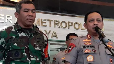 Pangdam Jaya Mayjen TNI Eko Margiono dan  Kapolda Metro Jaya Irjen Gatot Eddy Pramono. (Poskotanews.com/Yendhi)