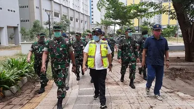 Laksdya TNI Yudo Margono sebagai Panglima Komando Tugas Gabungan Terpadu (Pangkogasgabpad) TNI AD, TNI AL, TNI AU pada Operasi Bantuan Kemanusiaan meninjau kesiapan sarana dan prasarana Wisma Atlet Kemayoran, Jakarta Pusat pada Sabtu (21/3/2020). (Puspen TNI)