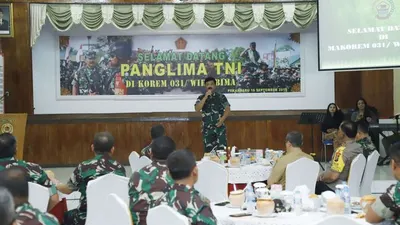 Panglima TNI Marsekal TNI Hadi Tjahjanto, S.I.P., saat memberikan pengarahan kepada Perwira jajaran Komando Resort Militer (Korem) 031/Wirabima, Jl. Sisingamangaraja Pekanbaru, Provinsi Kepulauan Riau, Senin (16/9/2019)/Puspen TNI