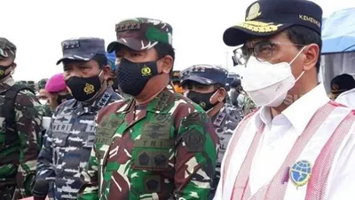 Panglima TNI Marsekal Hadi Tjahjanto bersama Menhub Budi Karya Sumadi di posko pencarian pesawat Sriwijaya Air jatuh di JICT 2, Minggu (10/1/2021). (Suara.com/Novian)