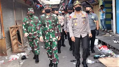 Panglima TNI bersama Kapolri saat sidak di Tanah Abang untuk mengecek ketertiban masyarakat menerapkan protokol kesehatan, Kamis (11/6/2020). (dok Puspen TNI)