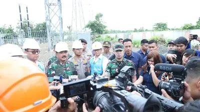 Panglima TNI Marsekal TNI Hadi Tjahjanto bersama Kapolri Jenderal Pol Idham Azis saat meninjau Gardu Induk PLN di Kembangan, Jakarta, Jumat (3/1/2020) (Kabidpenum Puspen TNI, Kolonel Sus Taibur Rahman)