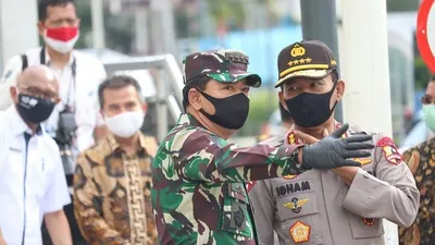 Panglima TNI Hadi Tjahjanto bersama Kapolri Jenderal Idham Azis saat  mengecek kesiapan penerapan prosedur standar protokol kesehatan di Stasiun MRT Bundaran HI, Jakarta Pusat, Selasa (26/5/2020) (Puspen TNI)
