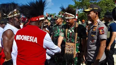 Panglima TNI Marsekal Hadi Tjahjanto menerima hibah lahan untuk pembangunan Markas Komando (Mako) Komando Gabungan Wilayah Pertahanan III (Kogabwilhan III) dari masyarakat Kabupaten Mimika, Provinsi Papua ( Kabidpenum Puspen TNI, Kolonel Sus Taibur Rahman )