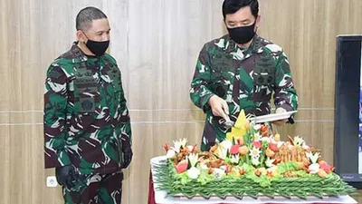 Panglima TNI Marsekal TNI Hadi Tjahjanto, memotong tumpeng saat peresmian Gedung Markas Komando Koopssus TNI di Mabes TNI Cilangkap, Jakarta Timur, Kamis (11/6/2020). (dok Puspen TNI)